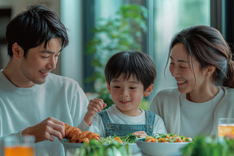食事をする親子